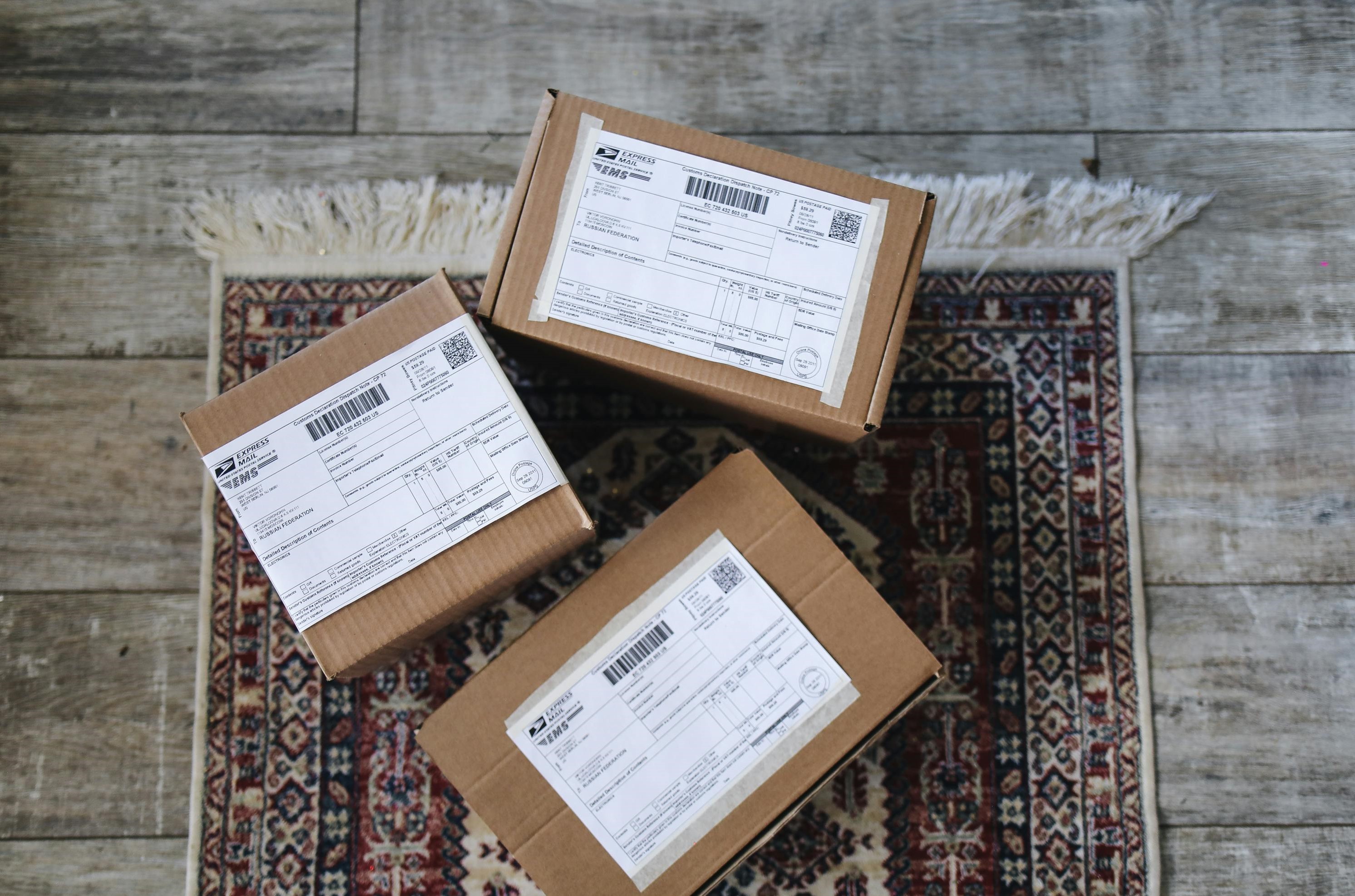 Caixas de papelão com etiquetas de envio contendo ovos férteis comprados online, prontas para armazenamento e incubação